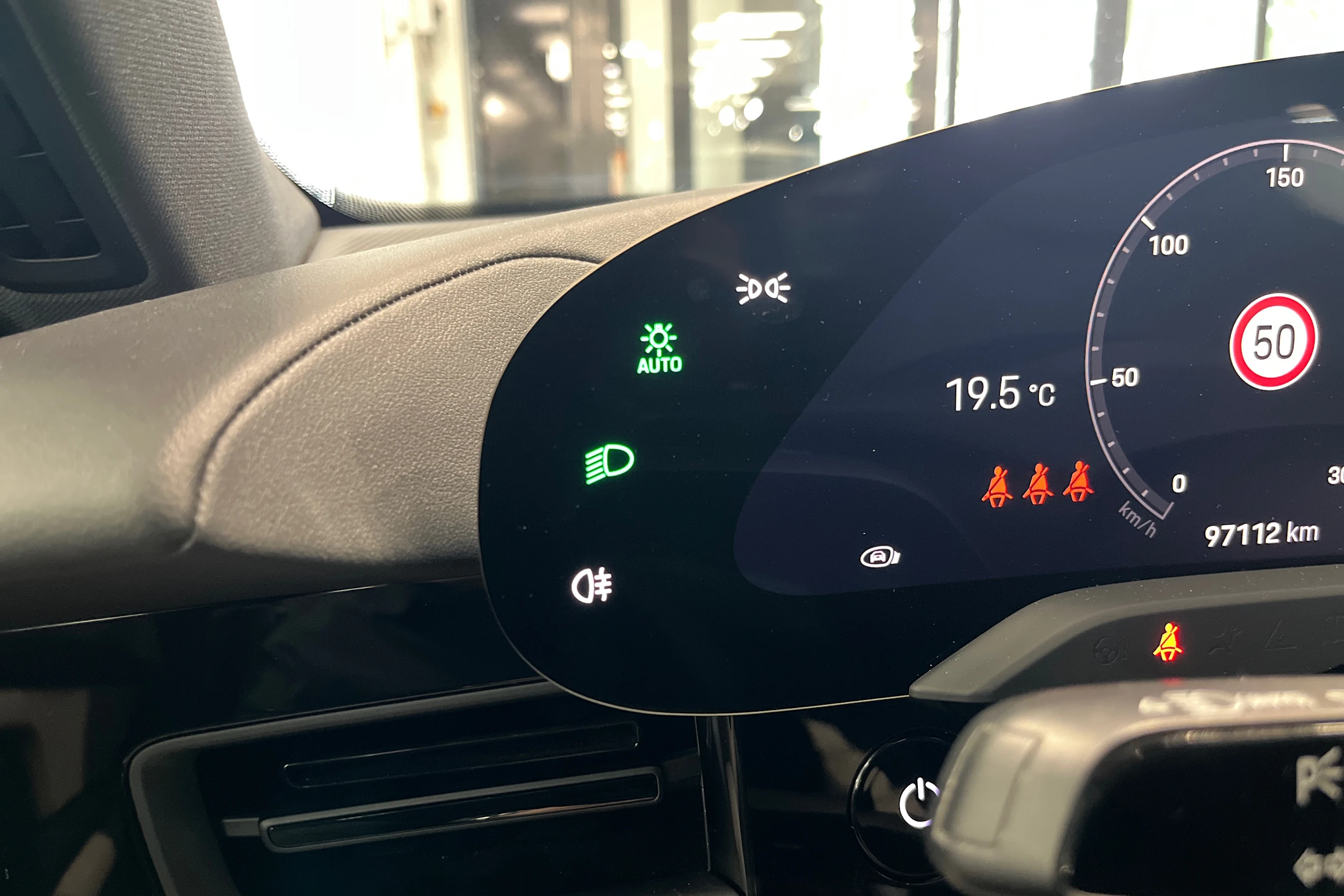 valkoinen Porsche Taycan 2023 kuva 17.