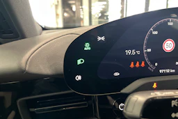 valkoinen Porsche Taycan 2023 kuva 17.