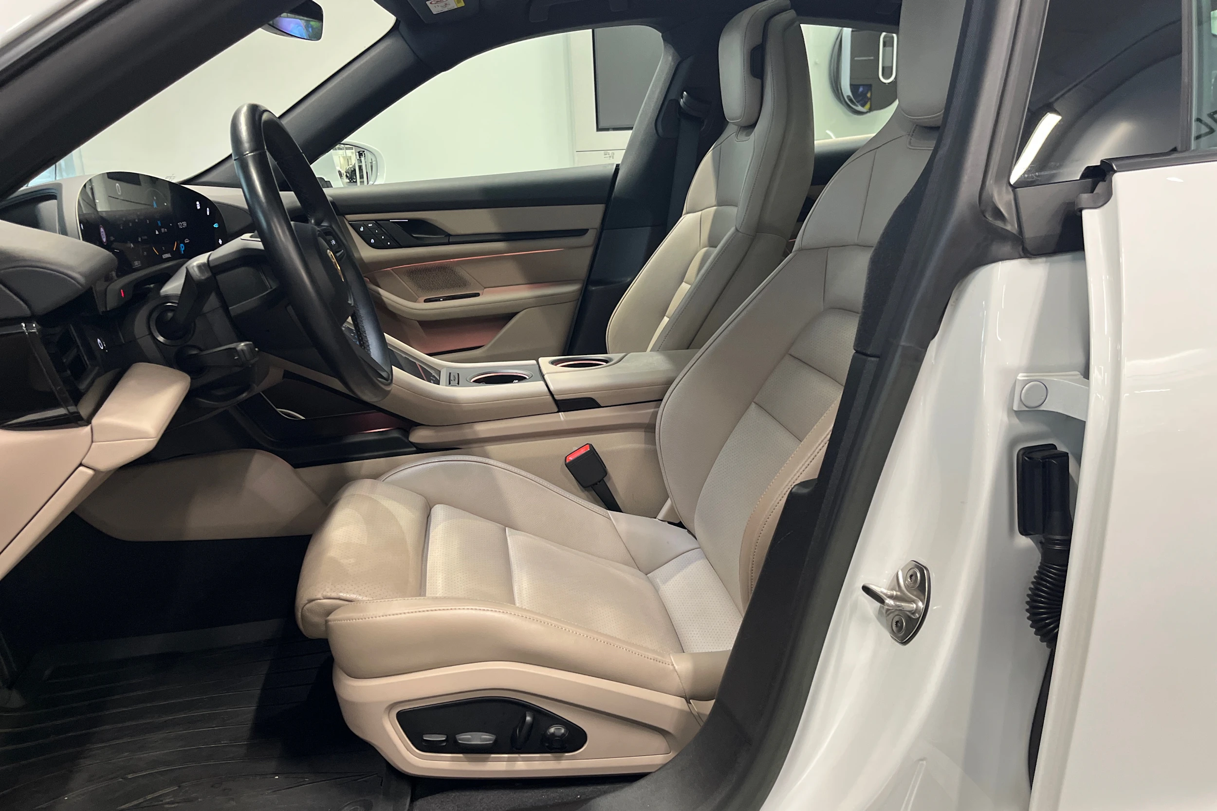 valkoinen Porsche Taycan 2023 kuva 18.