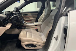 valkoinen Porsche Taycan 2023 kuva 18.