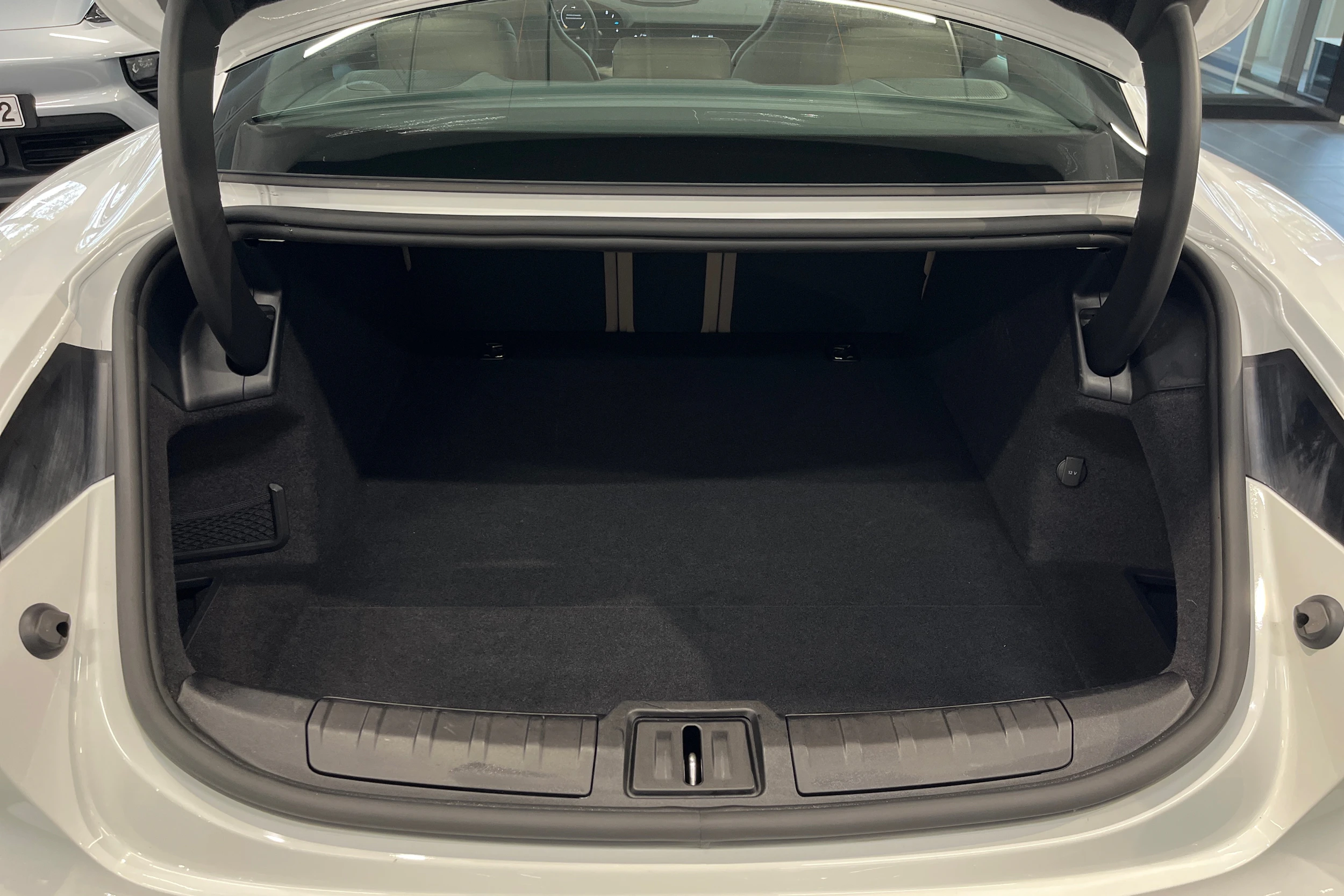 valkoinen Porsche Taycan 2023 kuva 19.