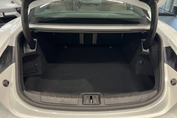 valkoinen Porsche Taycan 2023 kuva 19.