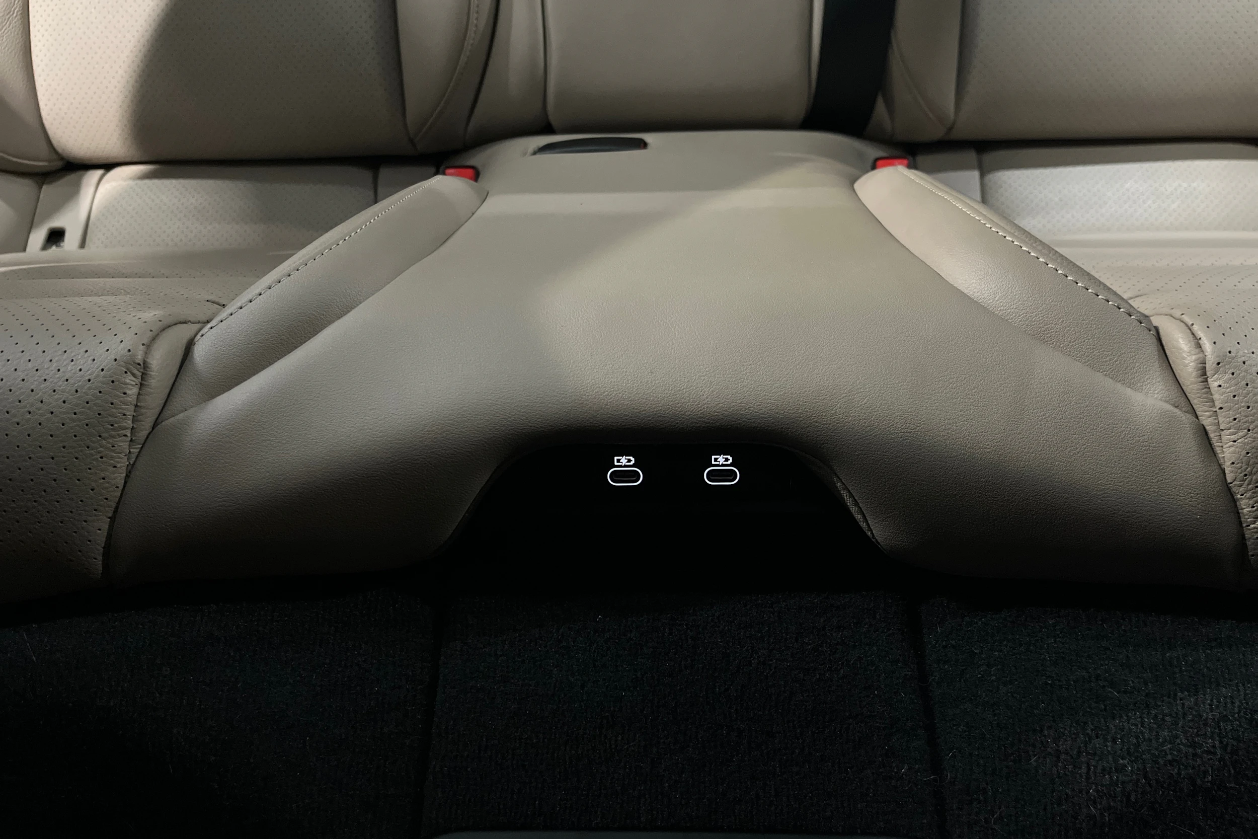 valkoinen Porsche Taycan 2023 kuva 20.