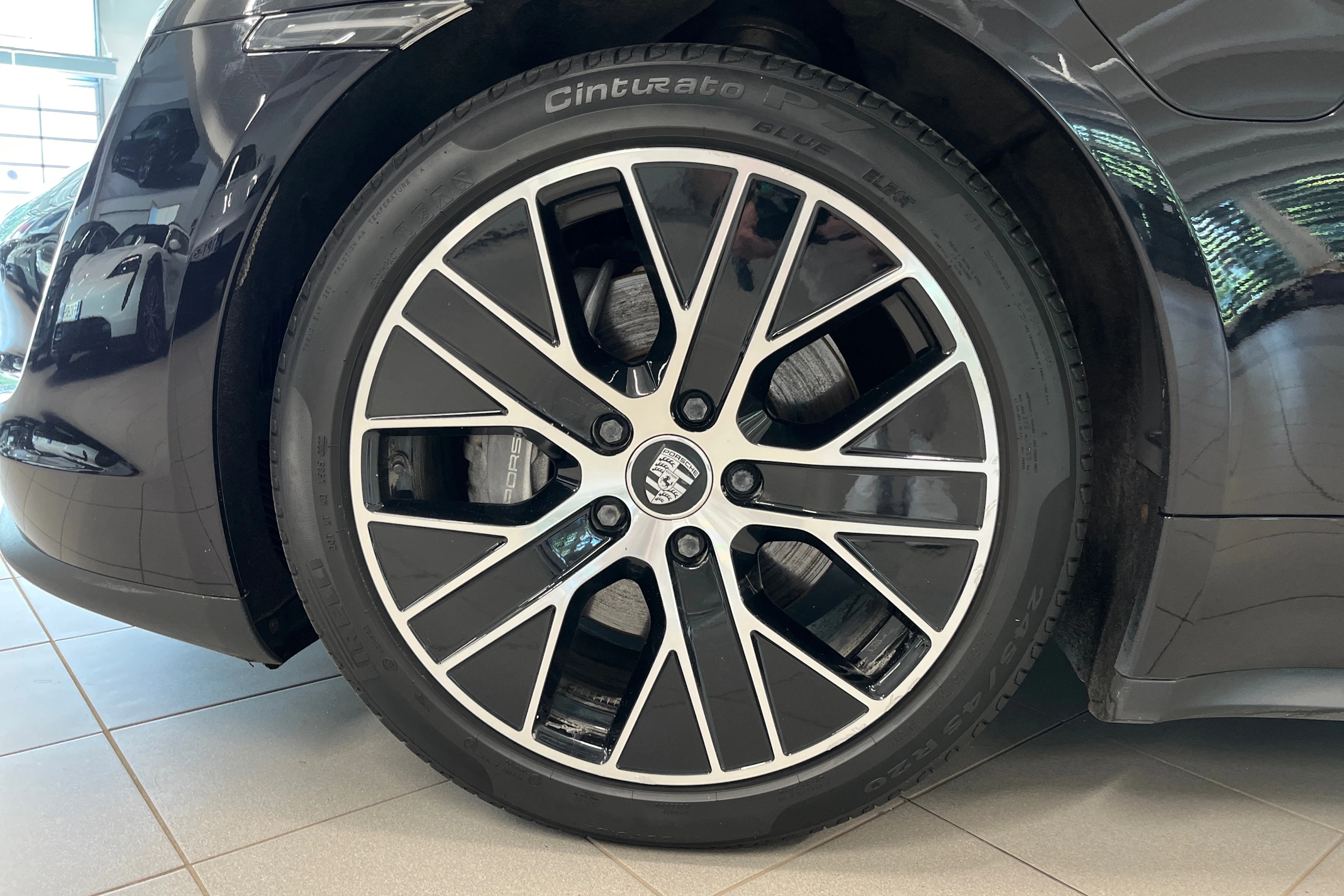 musta Porsche Taycan 2023 kuva 10.