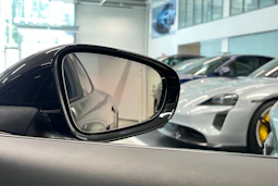 musta Porsche Taycan 2023 kuva 17.