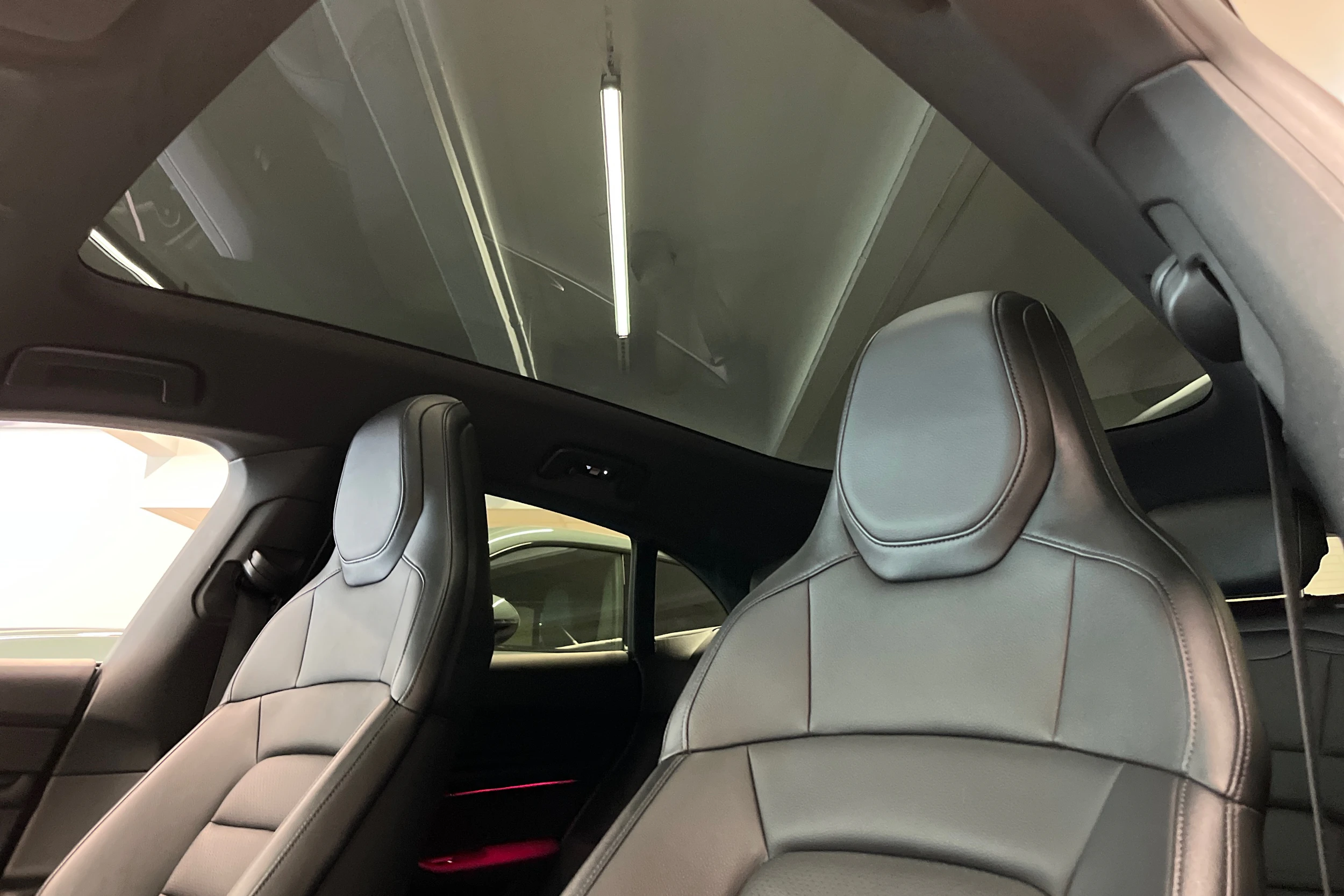 musta Porsche Taycan 2023 kuva 18.
