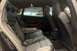 Musta Porsche Taycan 2022 kuva 24.