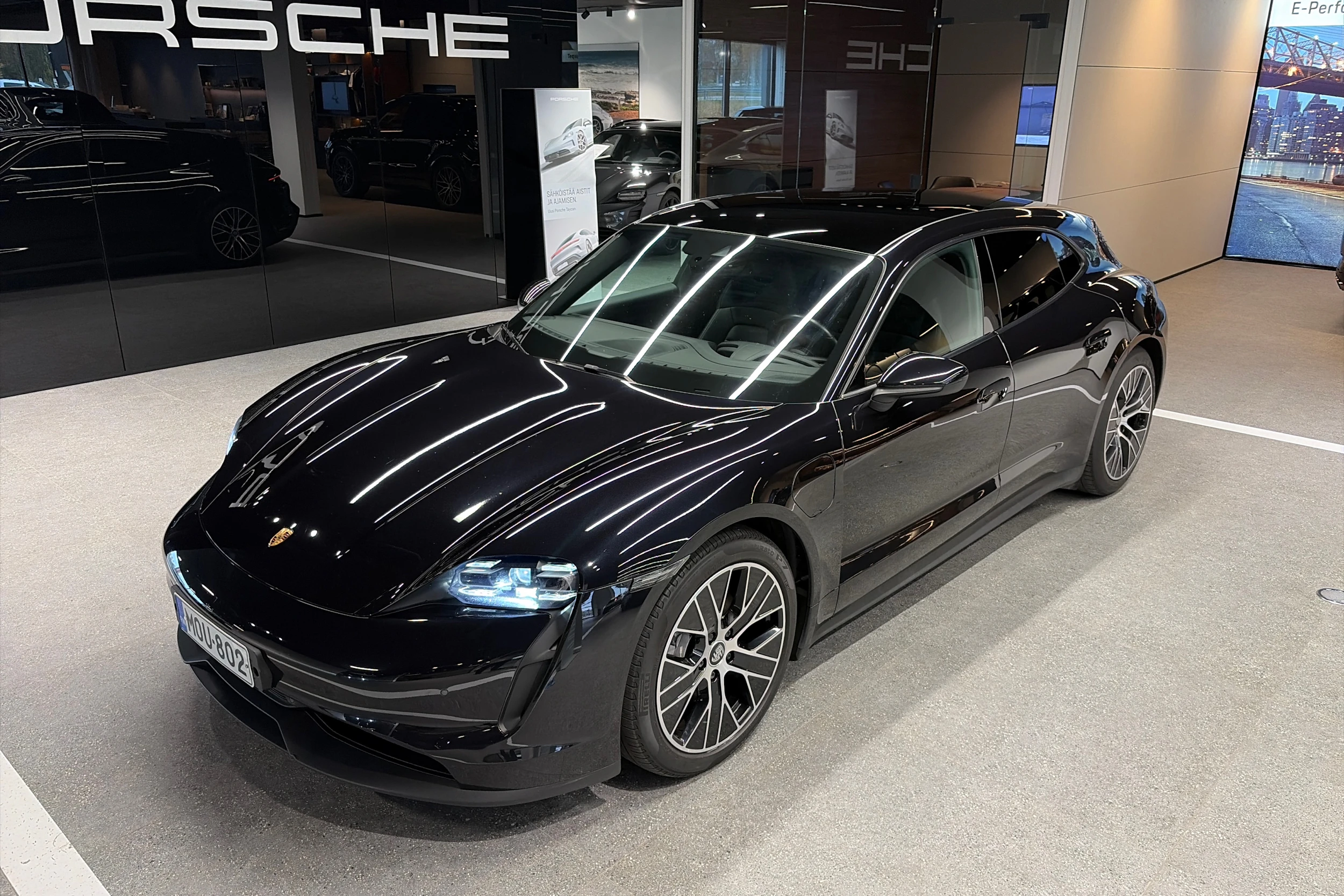 Musta Porsche Taycan 2022 kuva 30.