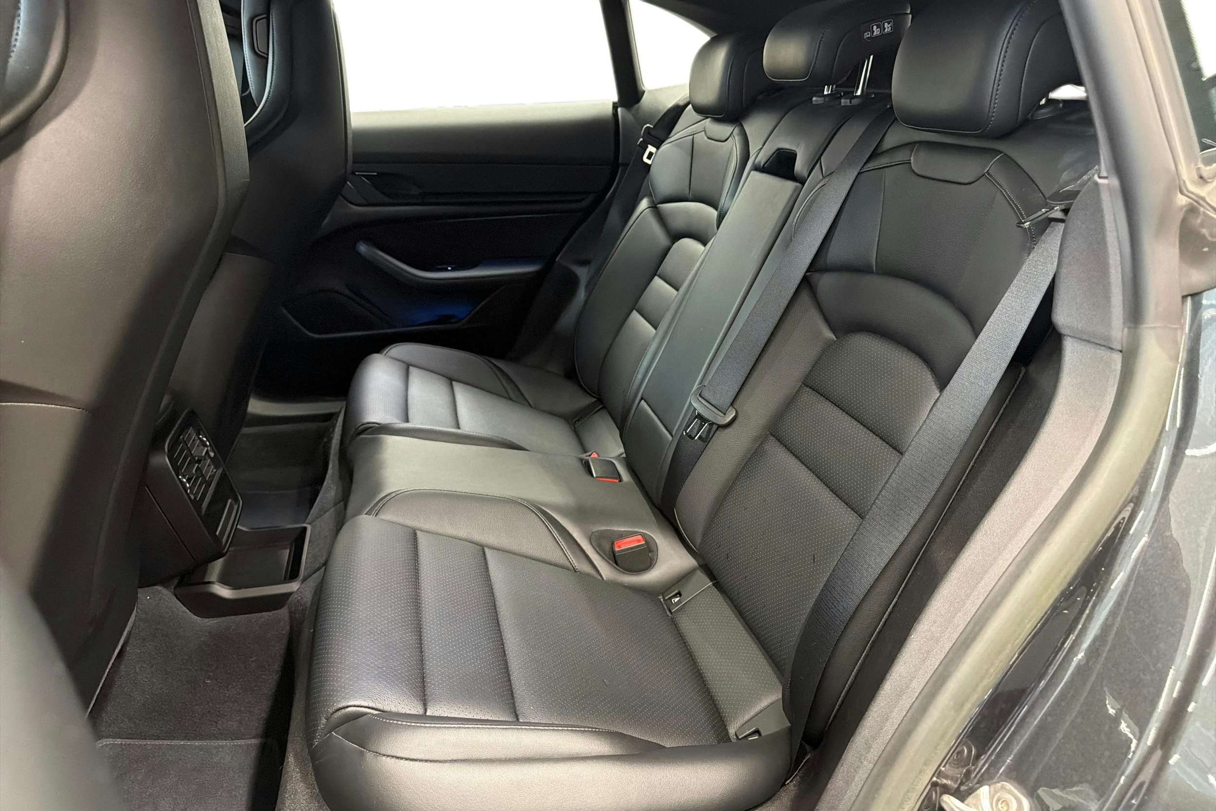 met. Harmaa Porsche Taycan 2023 kuva 9.