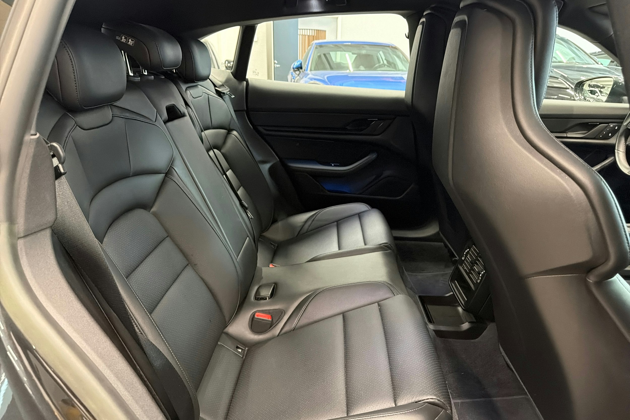 met. Harmaa Porsche Taycan 2023 kuva 13.