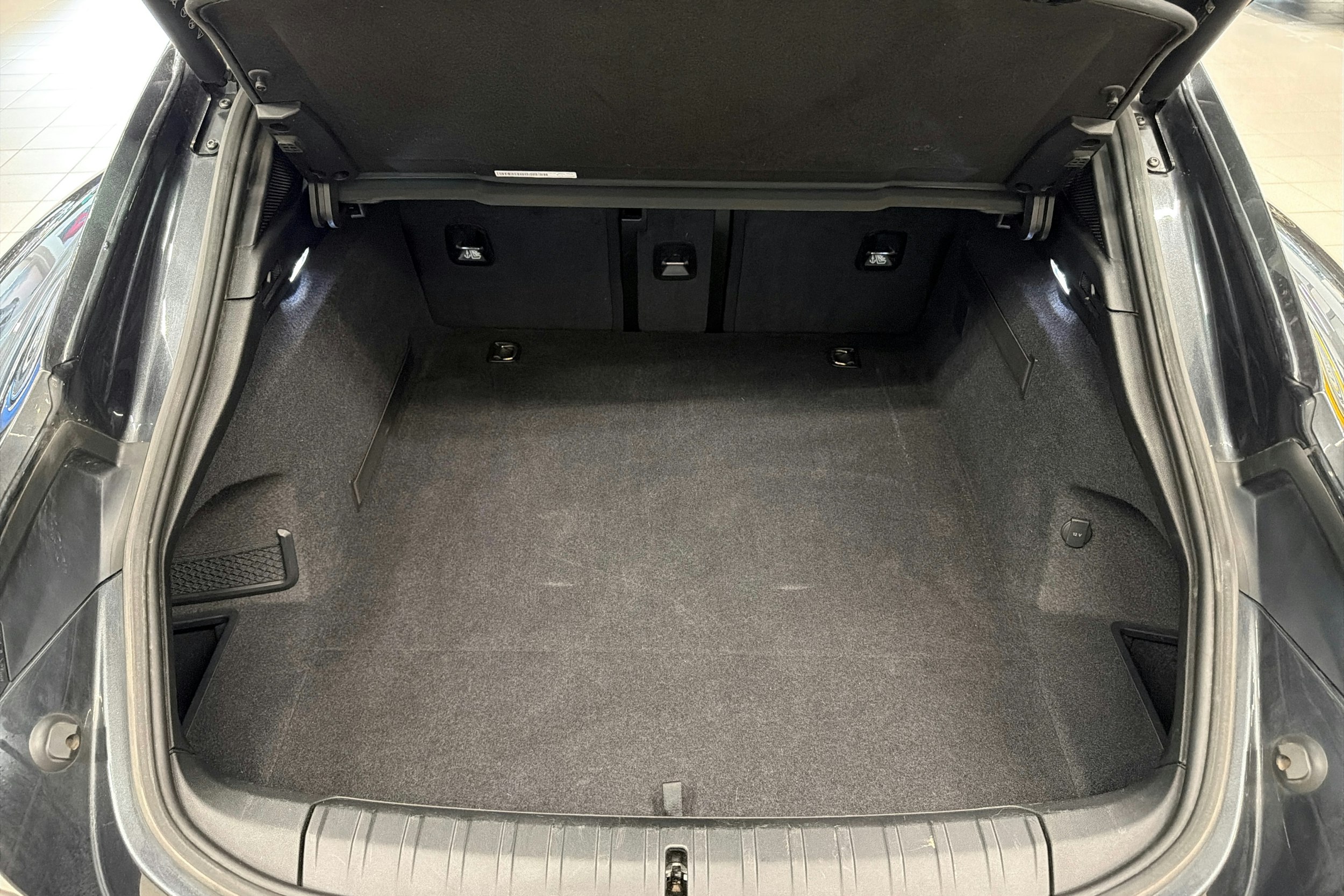 met. Harmaa Porsche Taycan 2023 kuva 14.