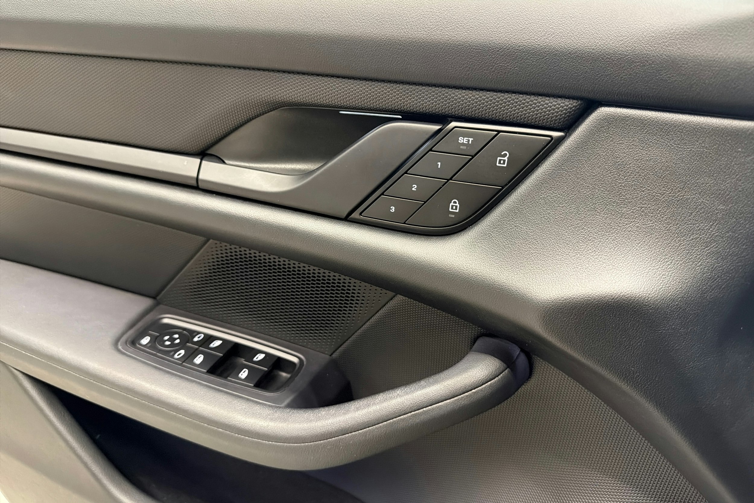 met. Harmaa Porsche Taycan 2023 kuva 16.