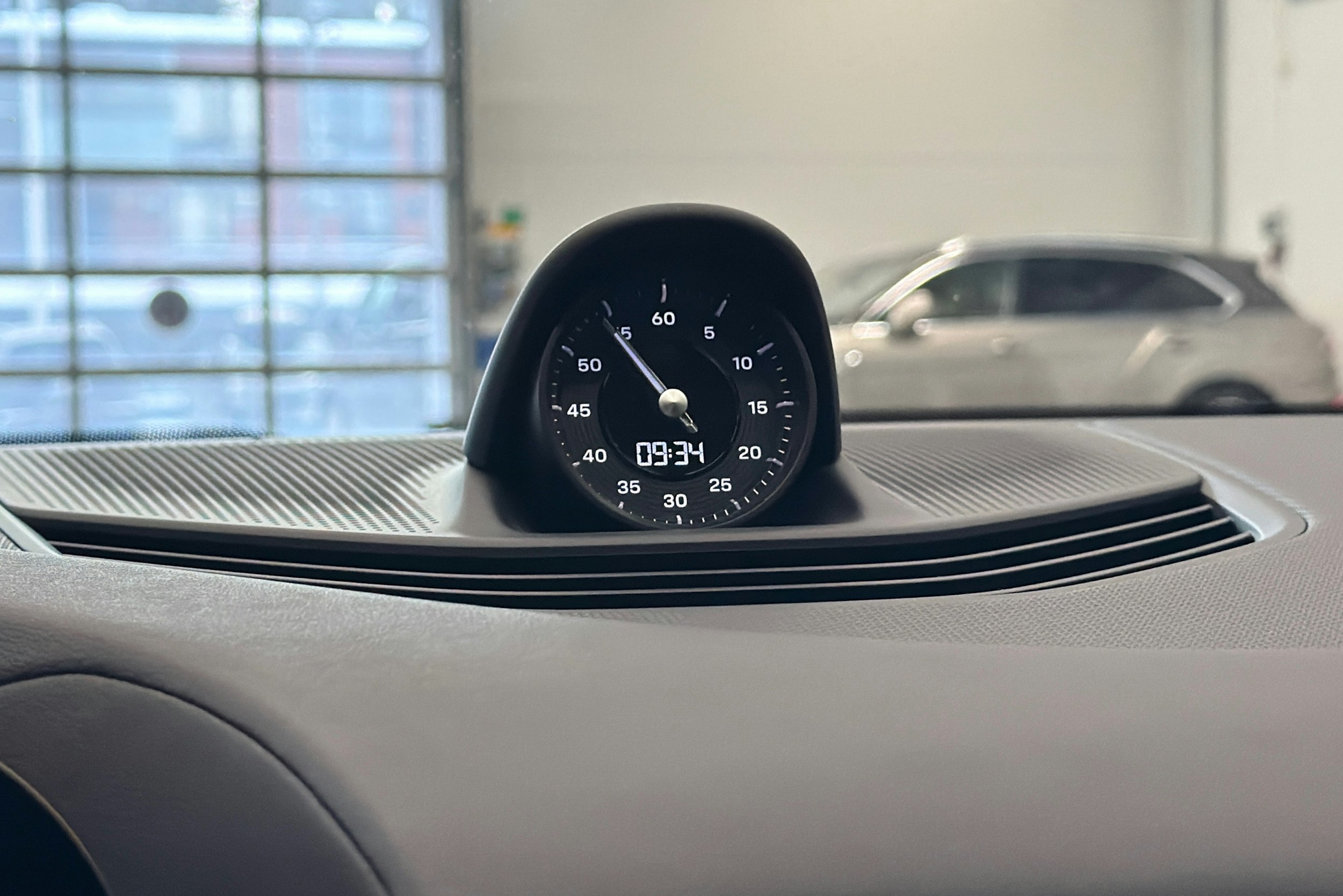 met. Harmaa Porsche Taycan 2023 kuva 23.