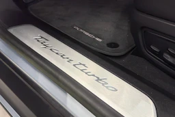 harmaa Porsche Taycan 2024 kuva 28.