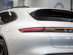 valkoinen Porsche Taycan 2023 kuva 8.