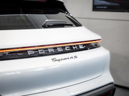 valkoinen Porsche Taycan 2023 kuva 9.