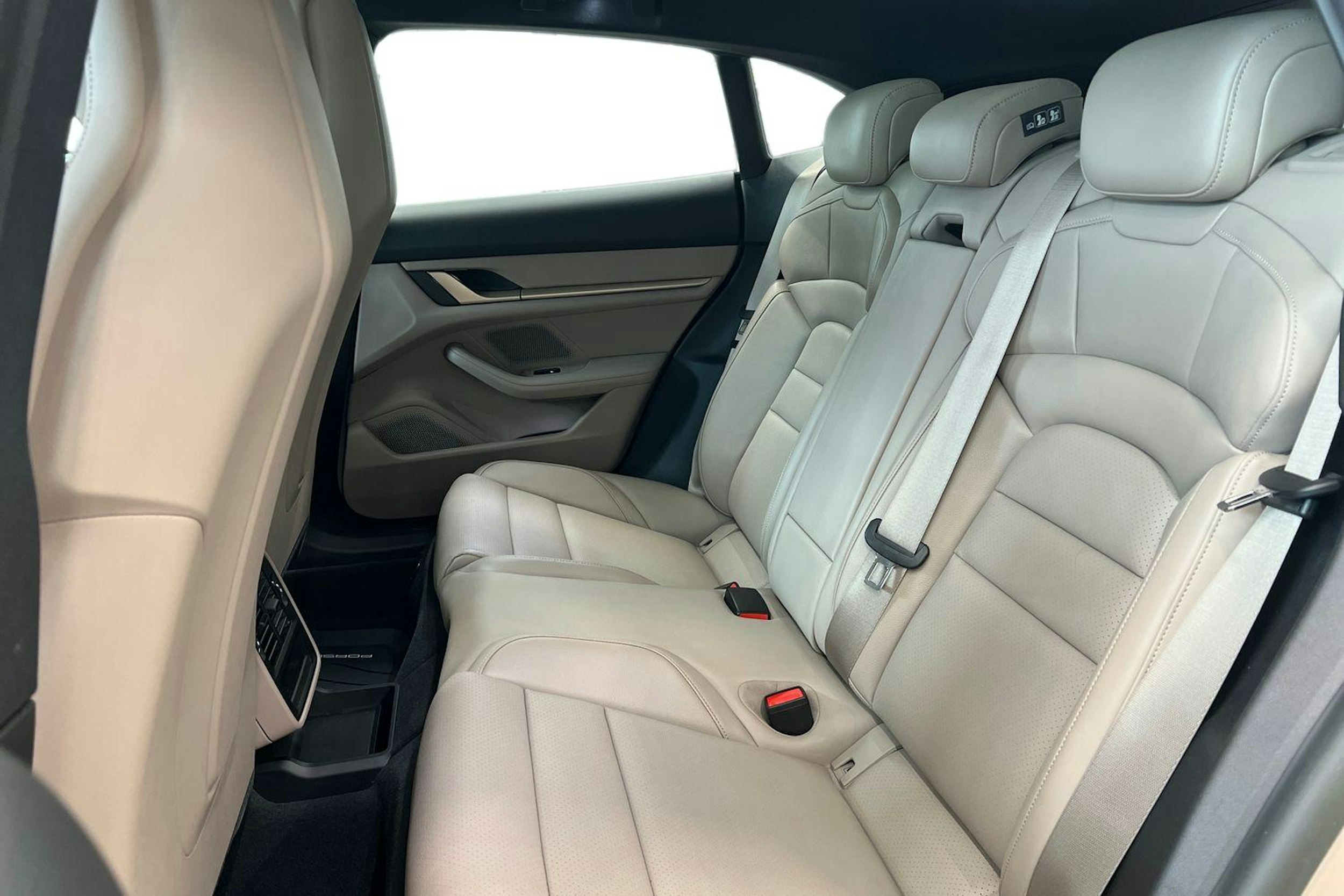 met. Ruskea (beige) Porsche Taycan 2023 kuva 7.