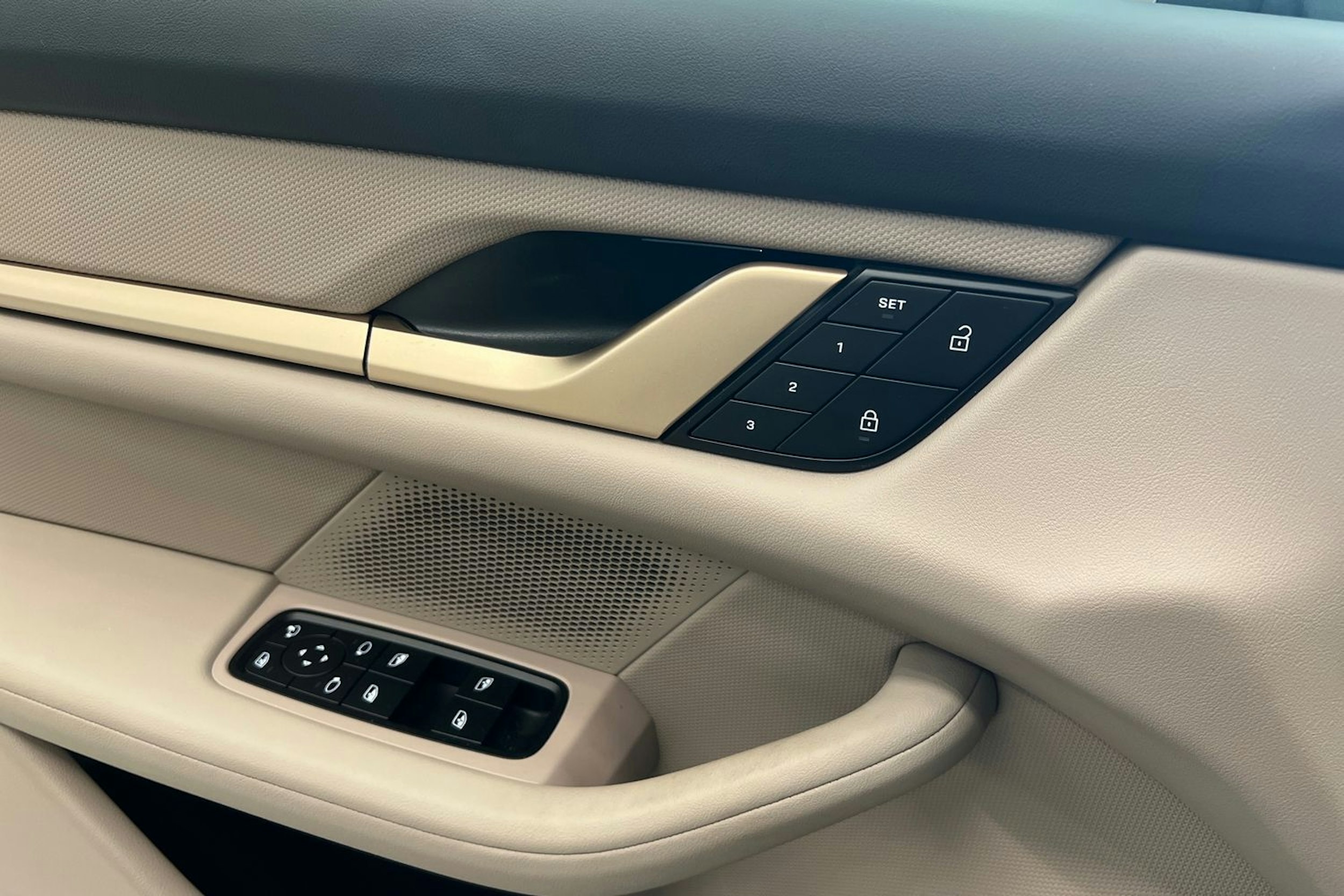 met. Ruskea (beige) Porsche Taycan 2023 kuva 11.