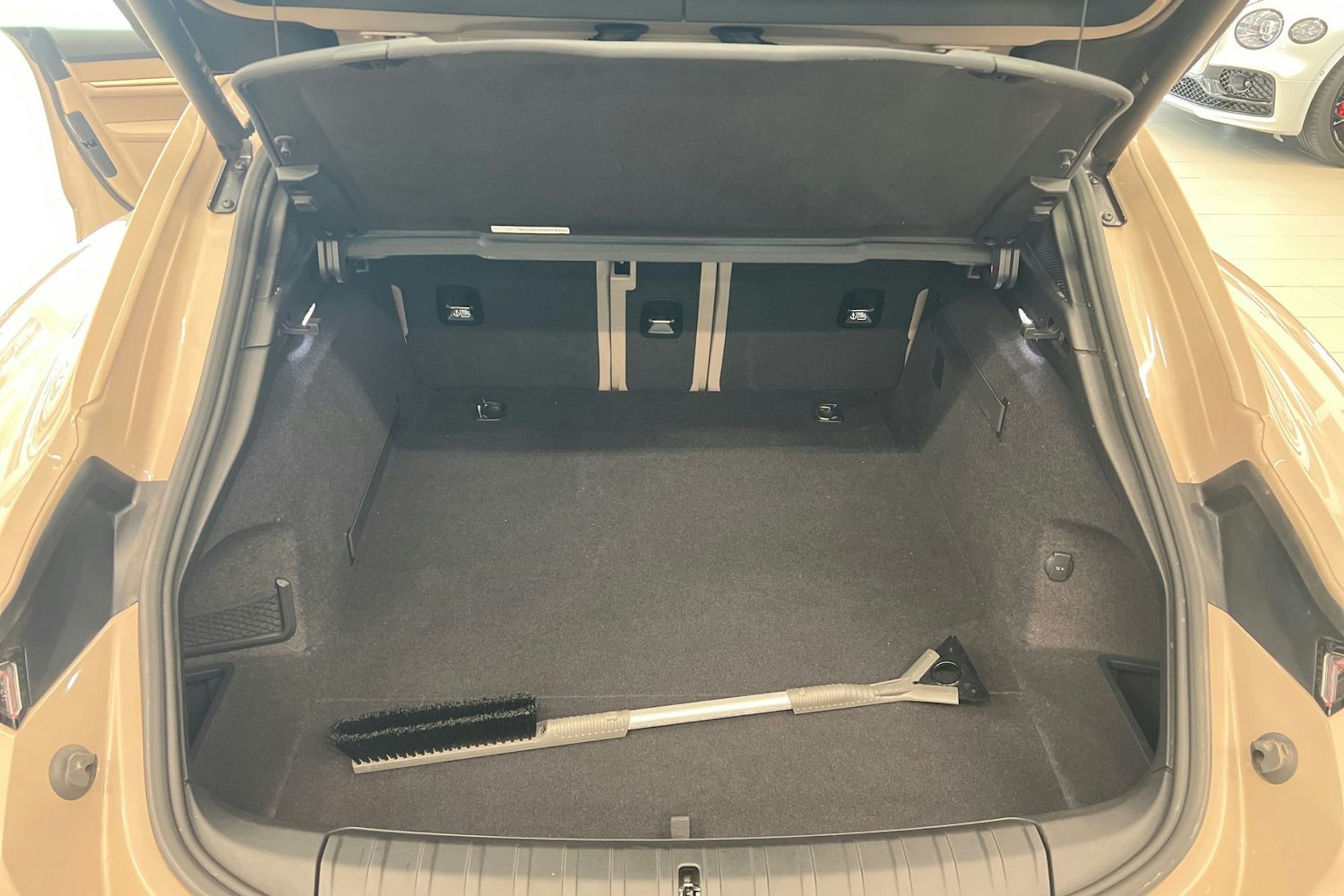 met. Ruskea (beige) Porsche Taycan 2023 kuva 13.