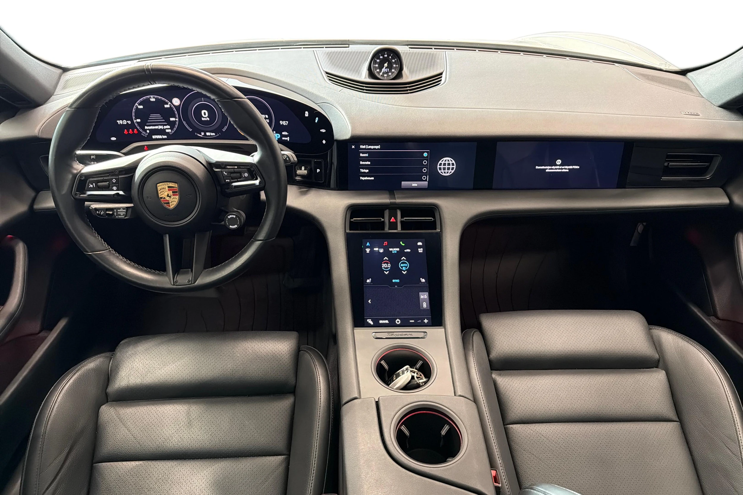 Valkoinen Porsche Taycan 2023 kuva 7.