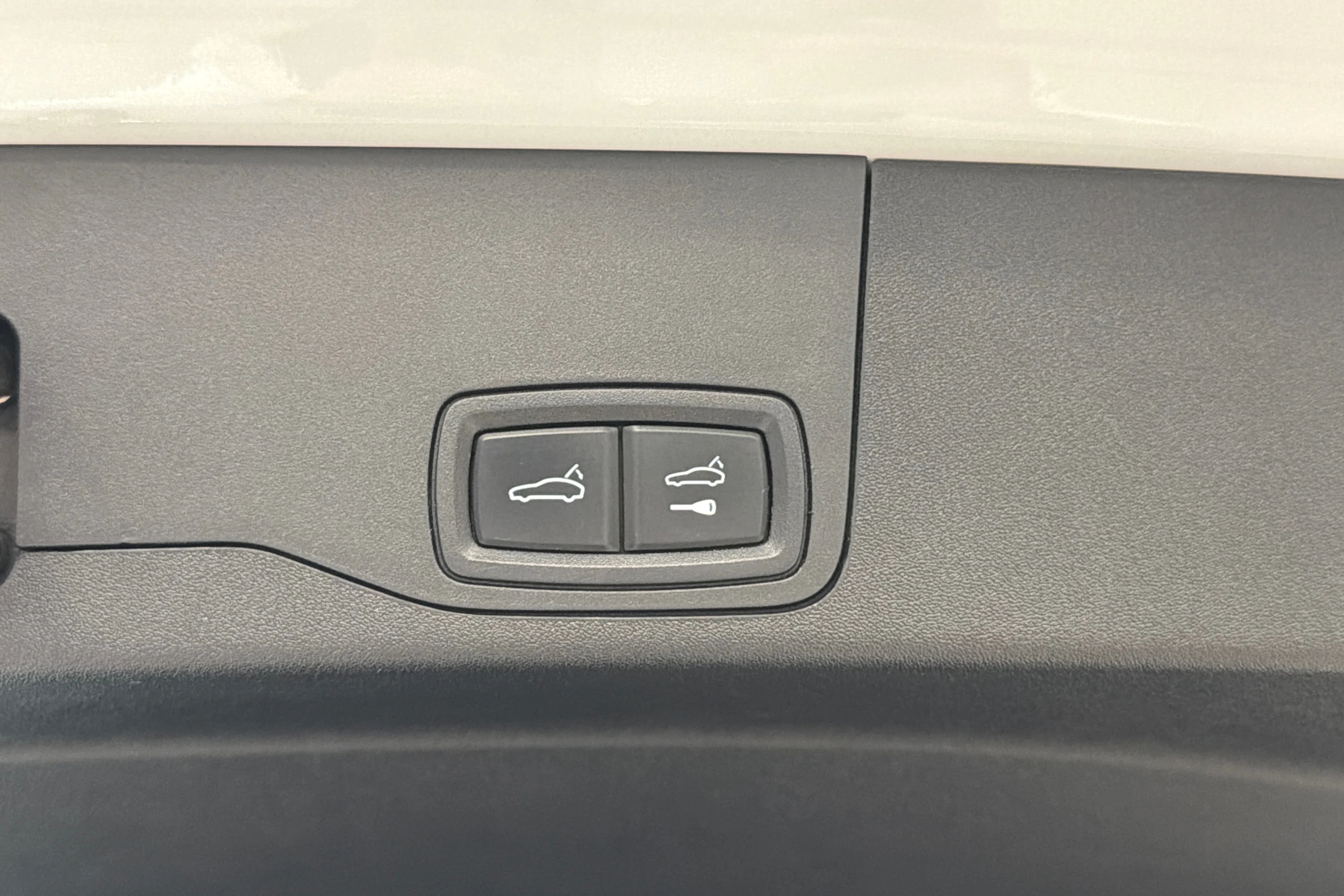 Valkoinen Porsche Taycan 2023 kuva 12.