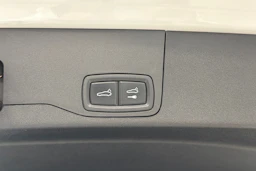 Valkoinen Porsche Taycan 2023 kuva 12.