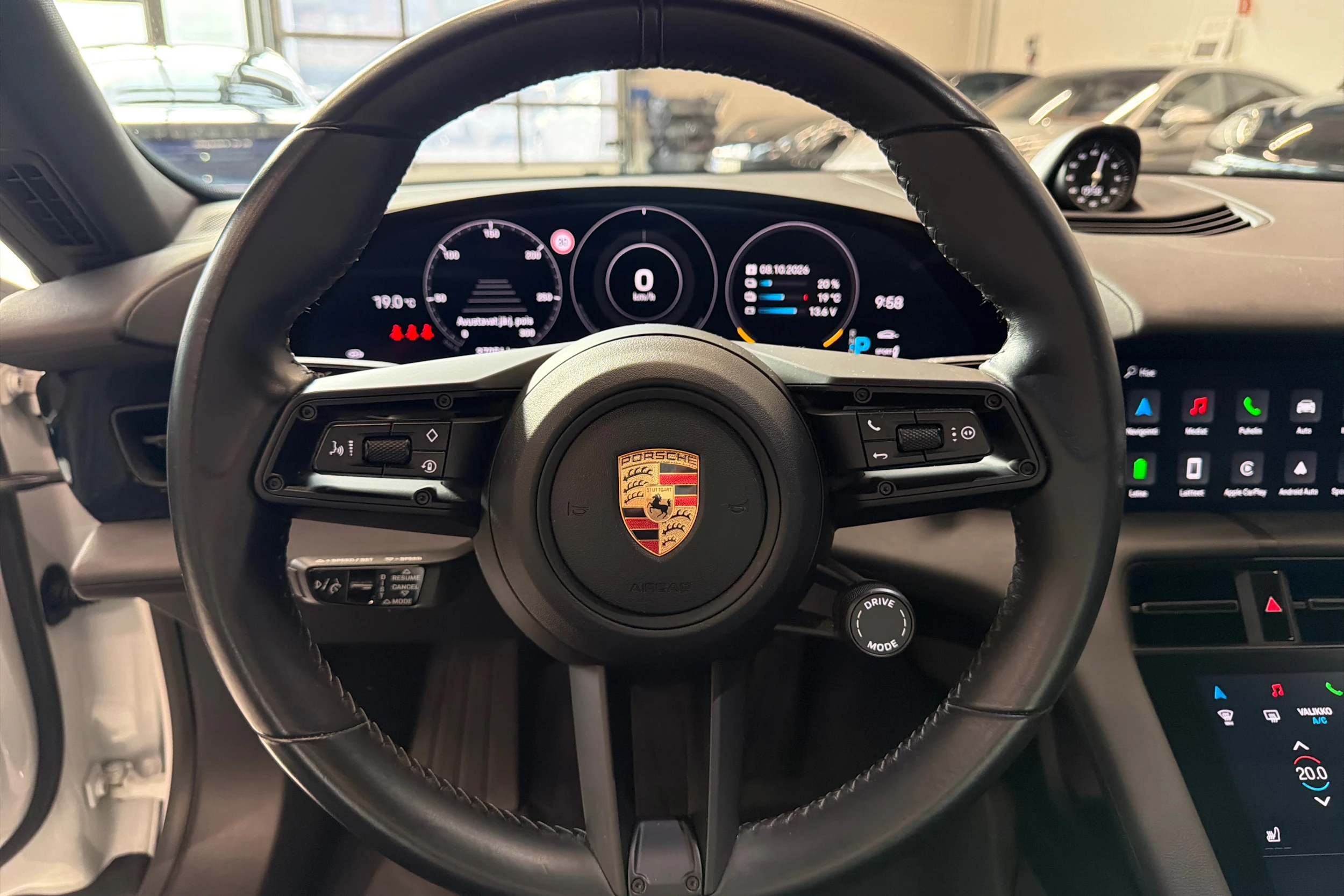 Valkoinen Porsche Taycan 2023 kuva 15.