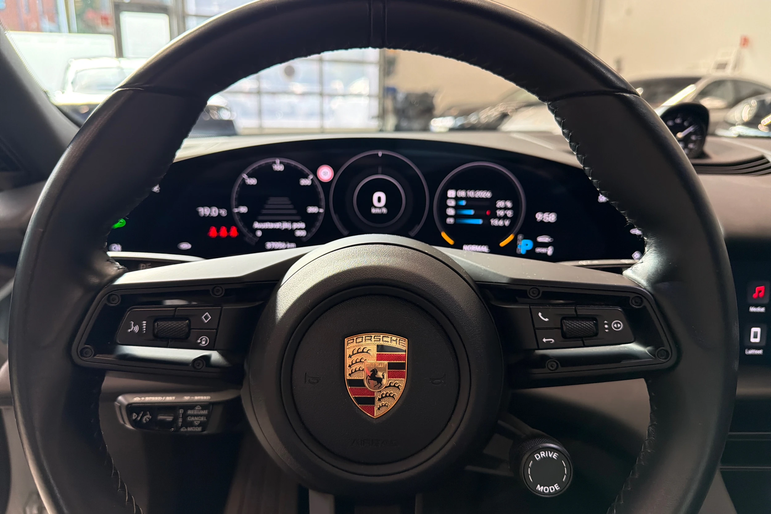 Valkoinen Porsche Taycan 2023 kuva 16.
