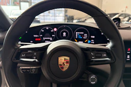 Valkoinen Porsche Taycan 2023 kuva 16.