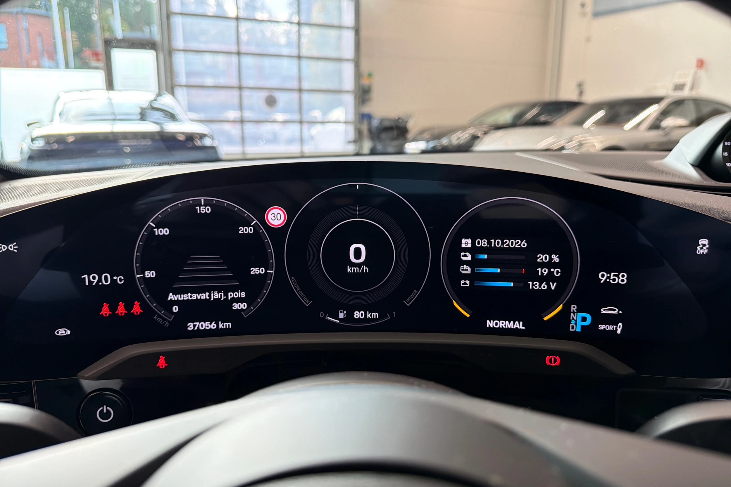 Valkoinen Porsche Taycan 2023 kuva 17.