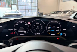 Valkoinen Porsche Taycan 2023 kuva 17.