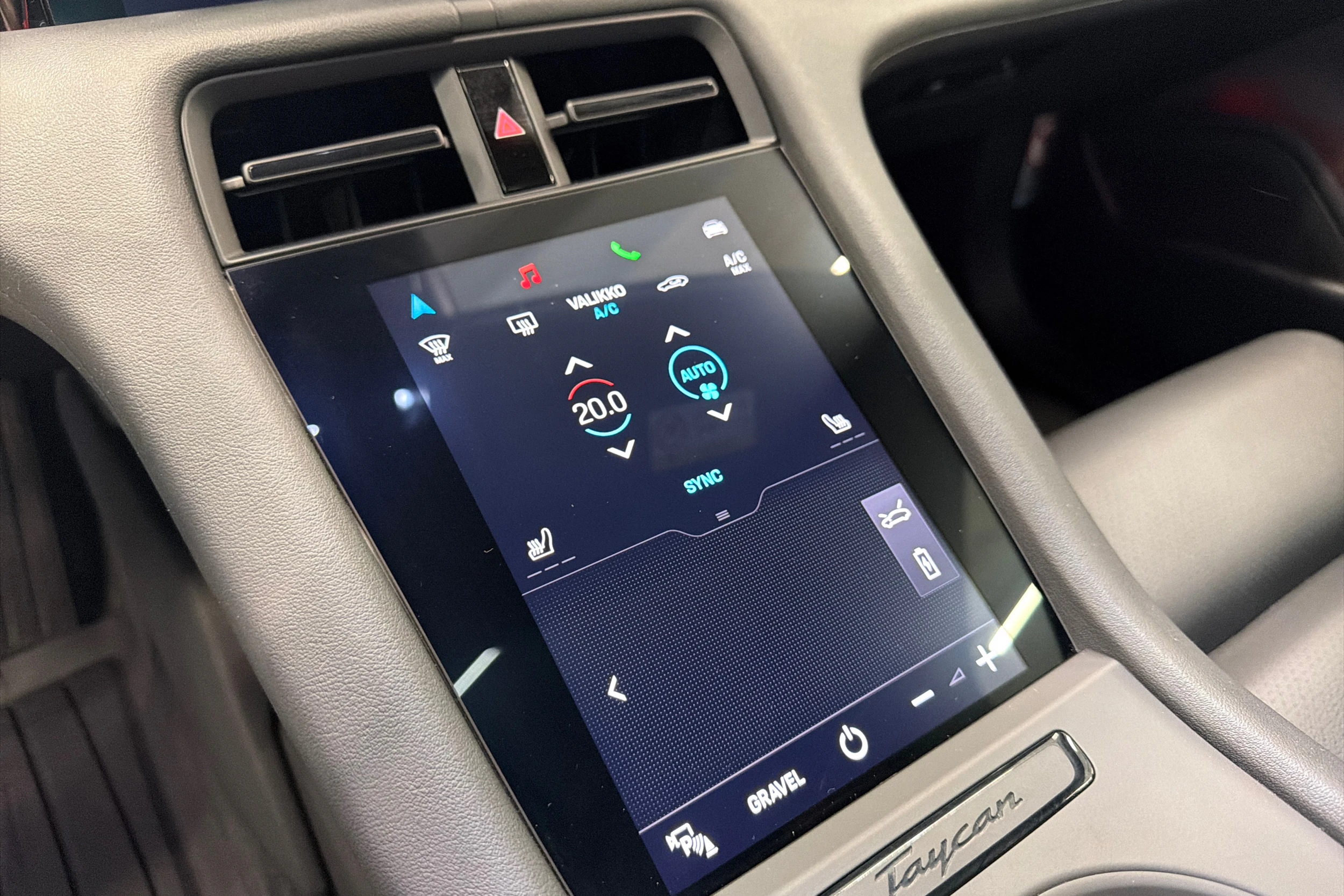 Valkoinen Porsche Taycan 2023 kuva 18.