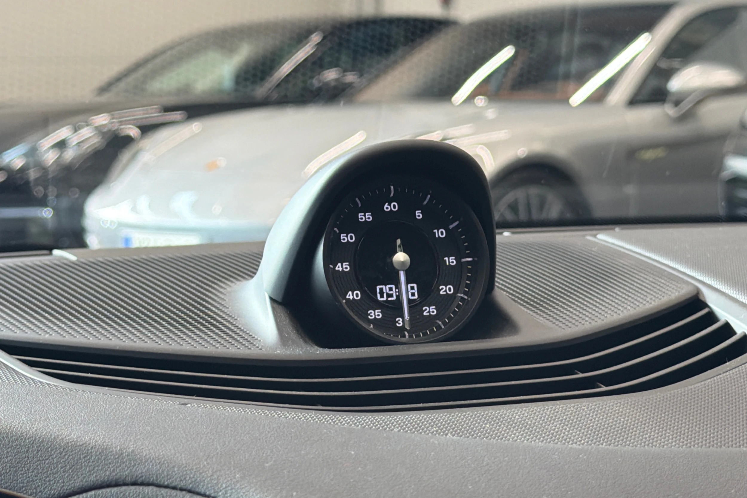 Valkoinen Porsche Taycan 2023 kuva 20.