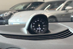 Valkoinen Porsche Taycan 2023 kuva 20.