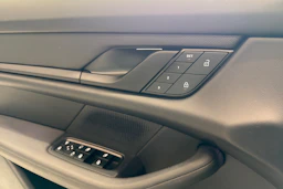 Valkoinen Porsche Taycan 2023 kuva 21.