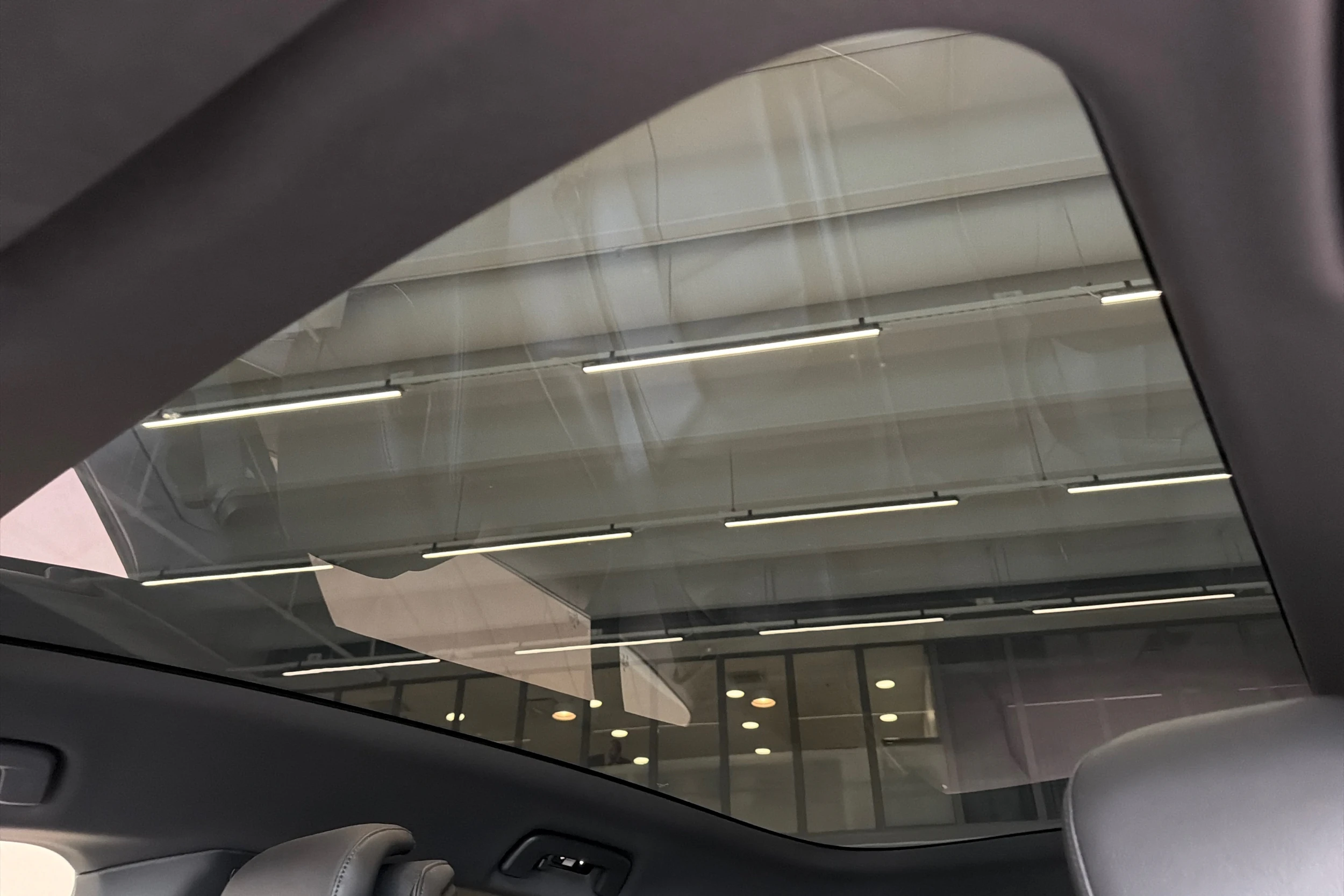 Valkoinen Porsche Taycan 2023 kuva 22.