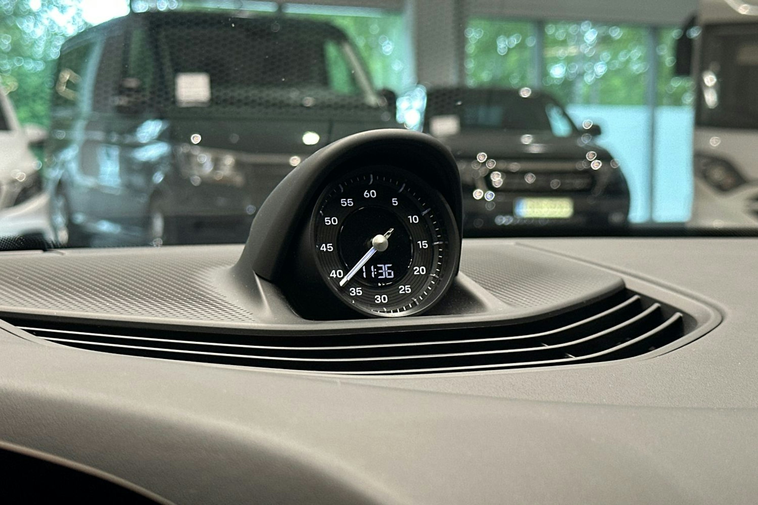 punainen Porsche Taycan 2023 kuva 21.