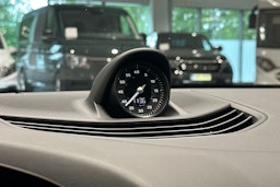 punainen Porsche Taycan 2023 kuva 21.