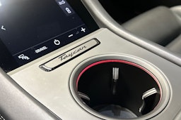 punainen Porsche Taycan 2023 kuva 22.