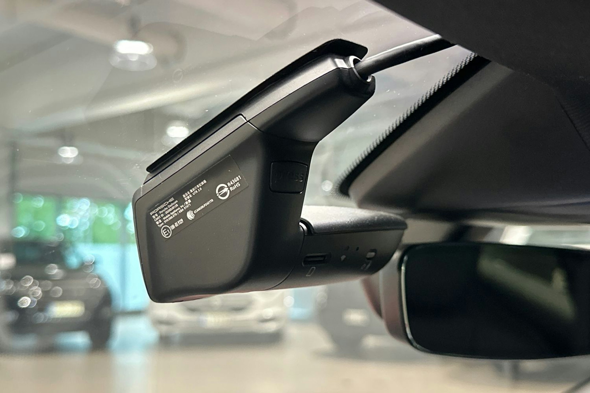 punainen Porsche Taycan 2023 kuva 23.