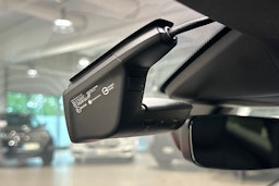 punainen Porsche Taycan 2023 kuva 23.