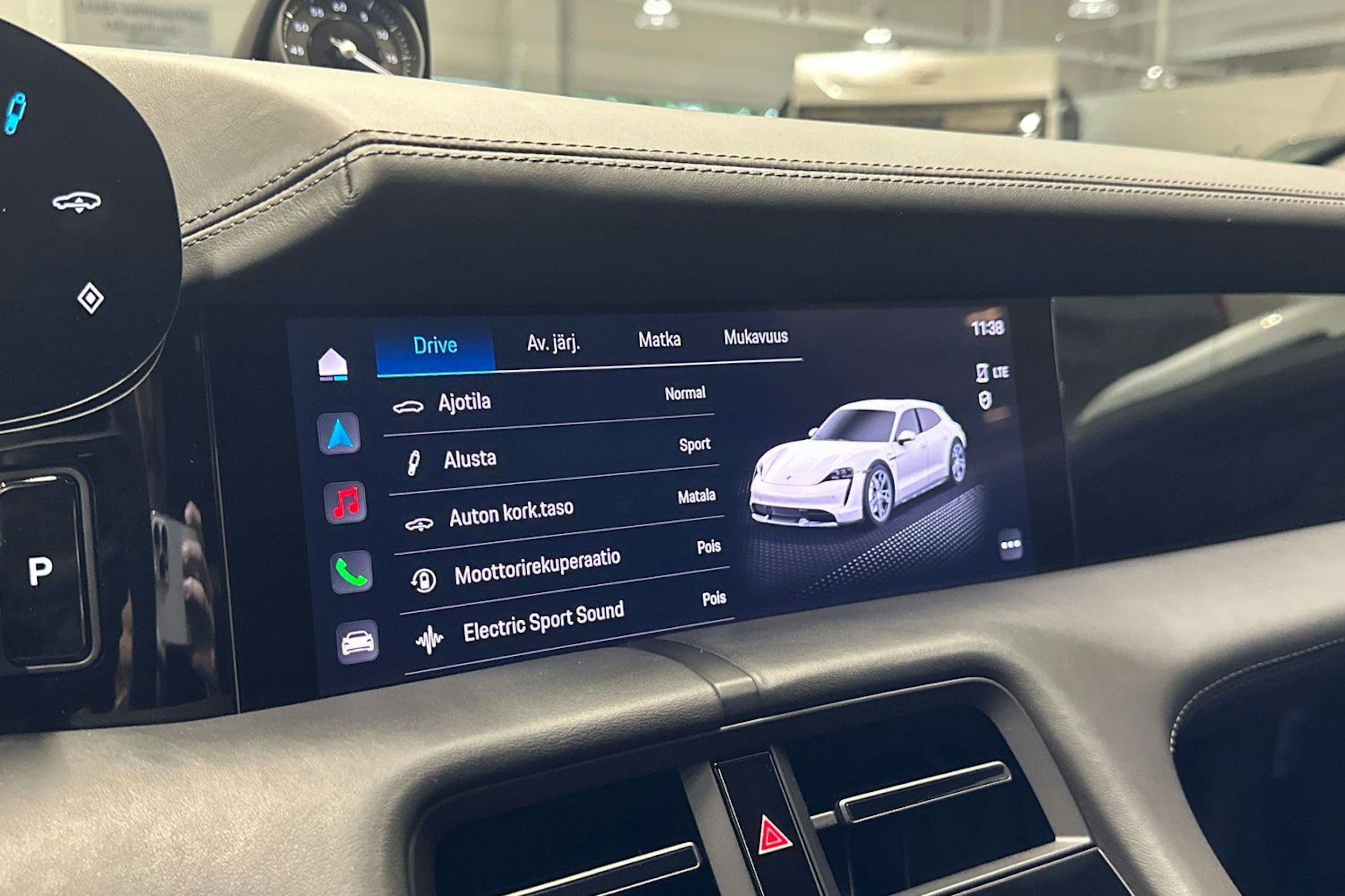 punainen Porsche Taycan 2023 kuva 25.