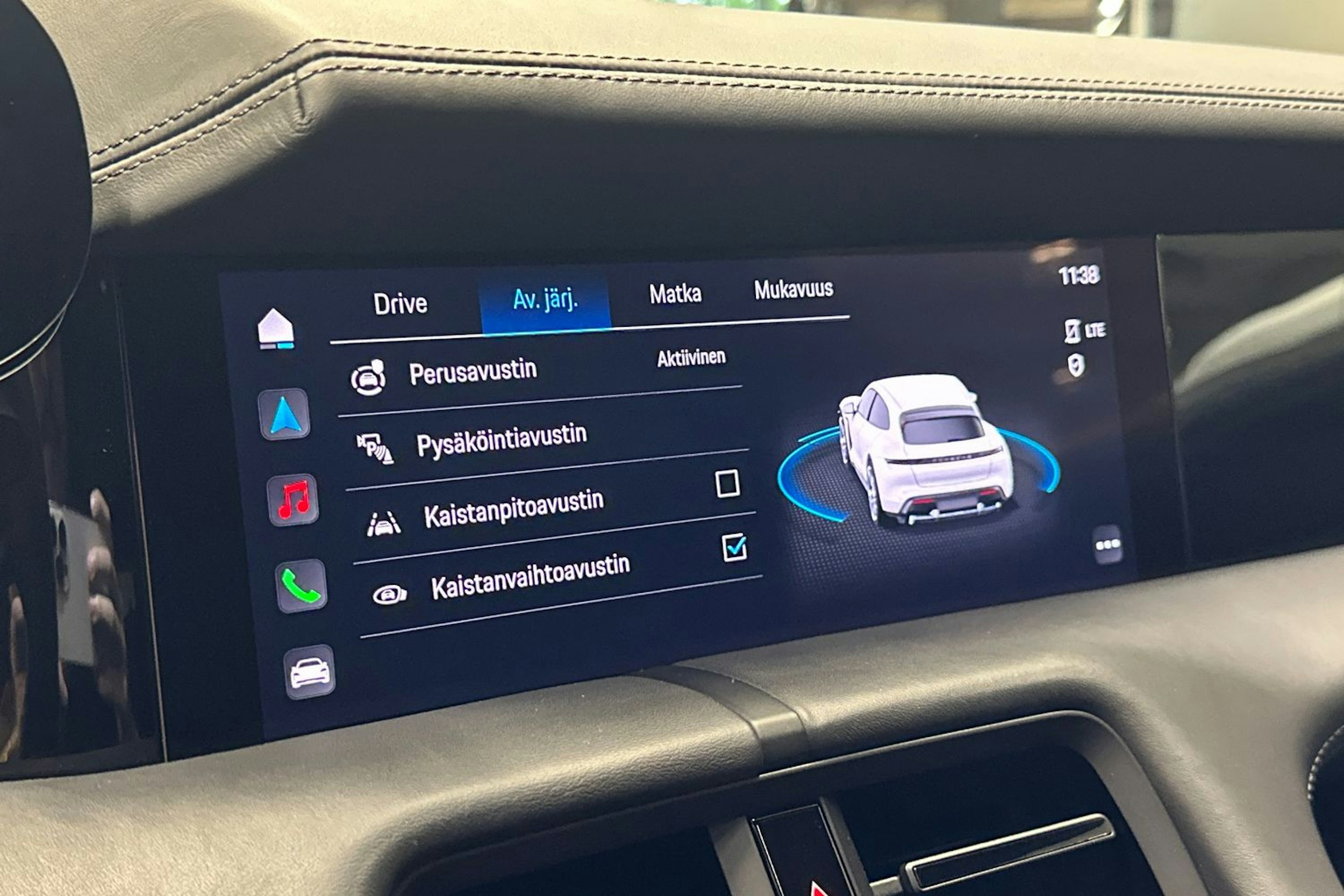 punainen Porsche Taycan 2023 kuva 26.
