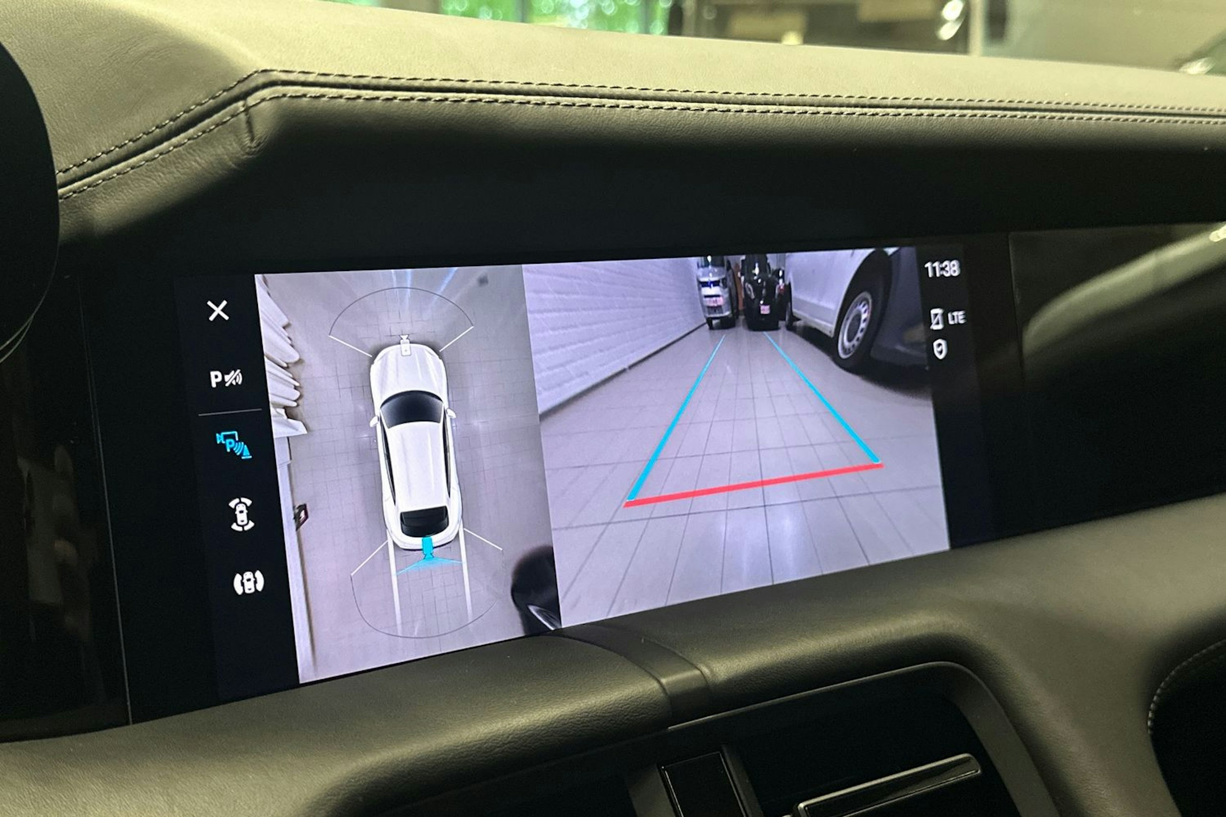 punainen Porsche Taycan 2023 kuva 27.