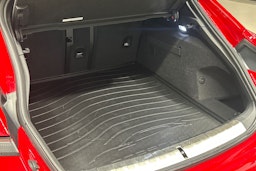 punainen Porsche Taycan 2023 kuva 28.