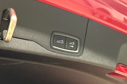 punainen Porsche Taycan 2023 kuva 29.