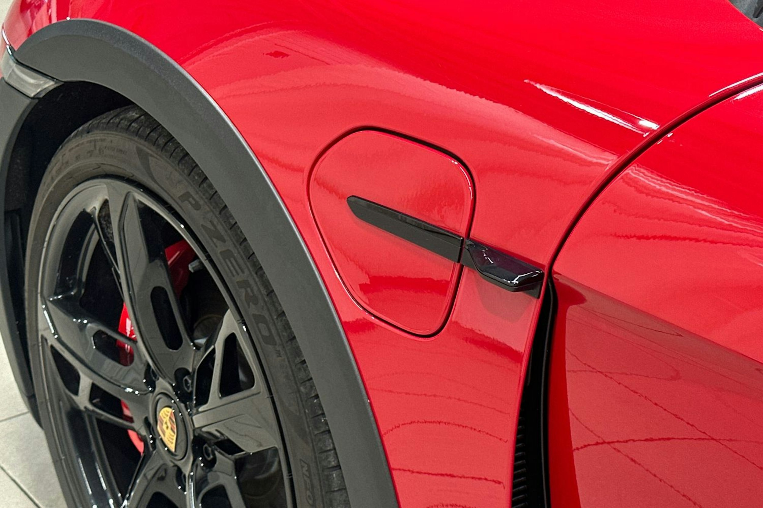 punainen Porsche Taycan 2023 kuva 31.