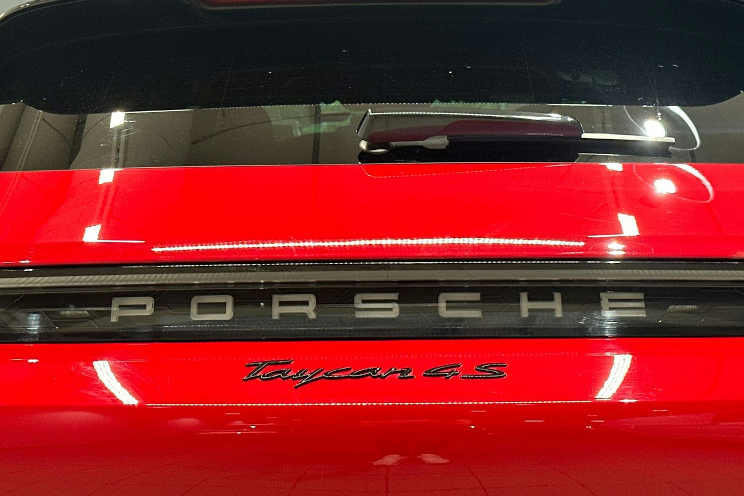 punainen Porsche Taycan 2023 kuva 32.