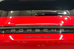 punainen Porsche Taycan 2023 kuva 32.