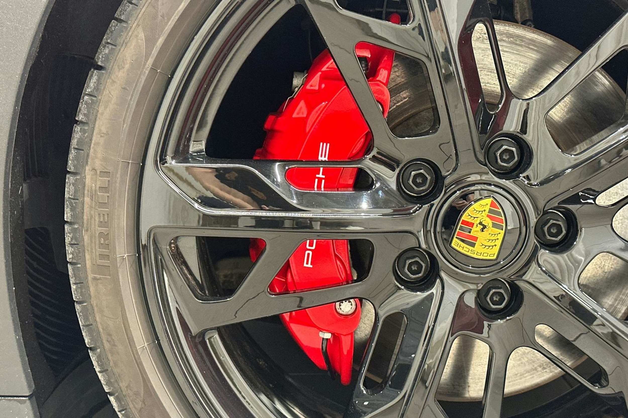 punainen Porsche Taycan 2023 kuva 33.